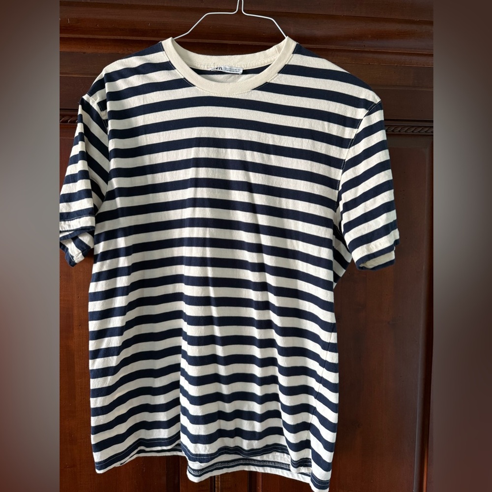 Zara Men’s Navy and Cream Striped Top